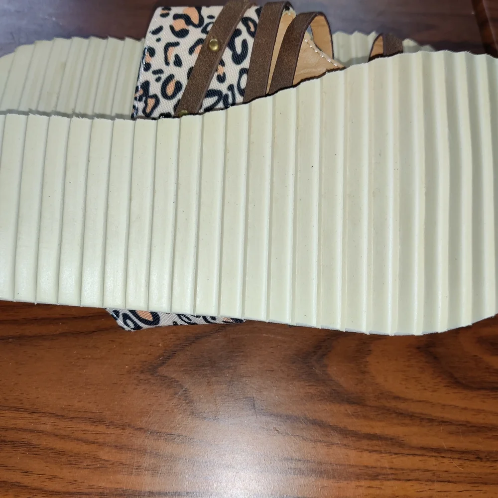 ***NWT-UPC America Flip Flops and Leopard Flip Flops. - Picture 4 of 8